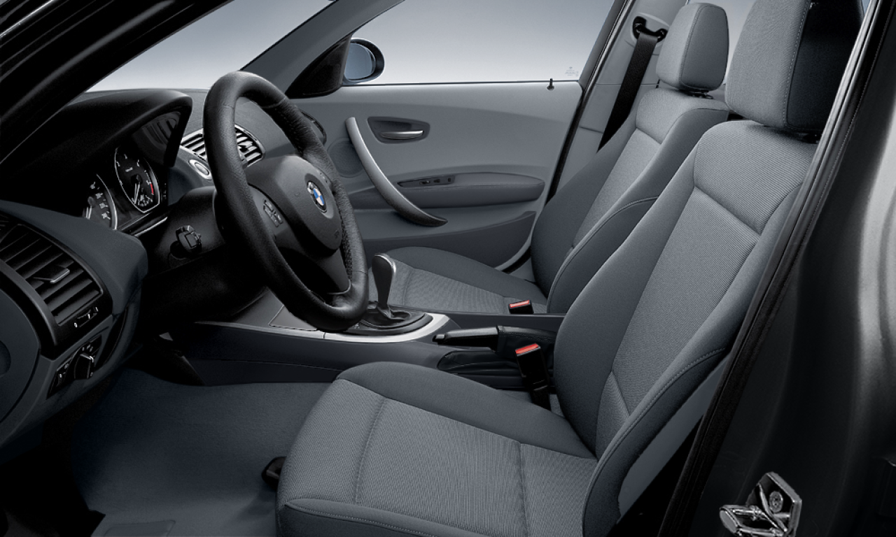 Interior of 2005 BMW 118i (E87), VIN WBAUF31090PR42469