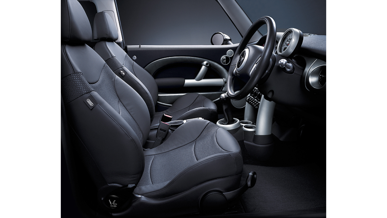 Interior of BMW MINI COOPER S (R53), VIN WMWRE320X0TC66583