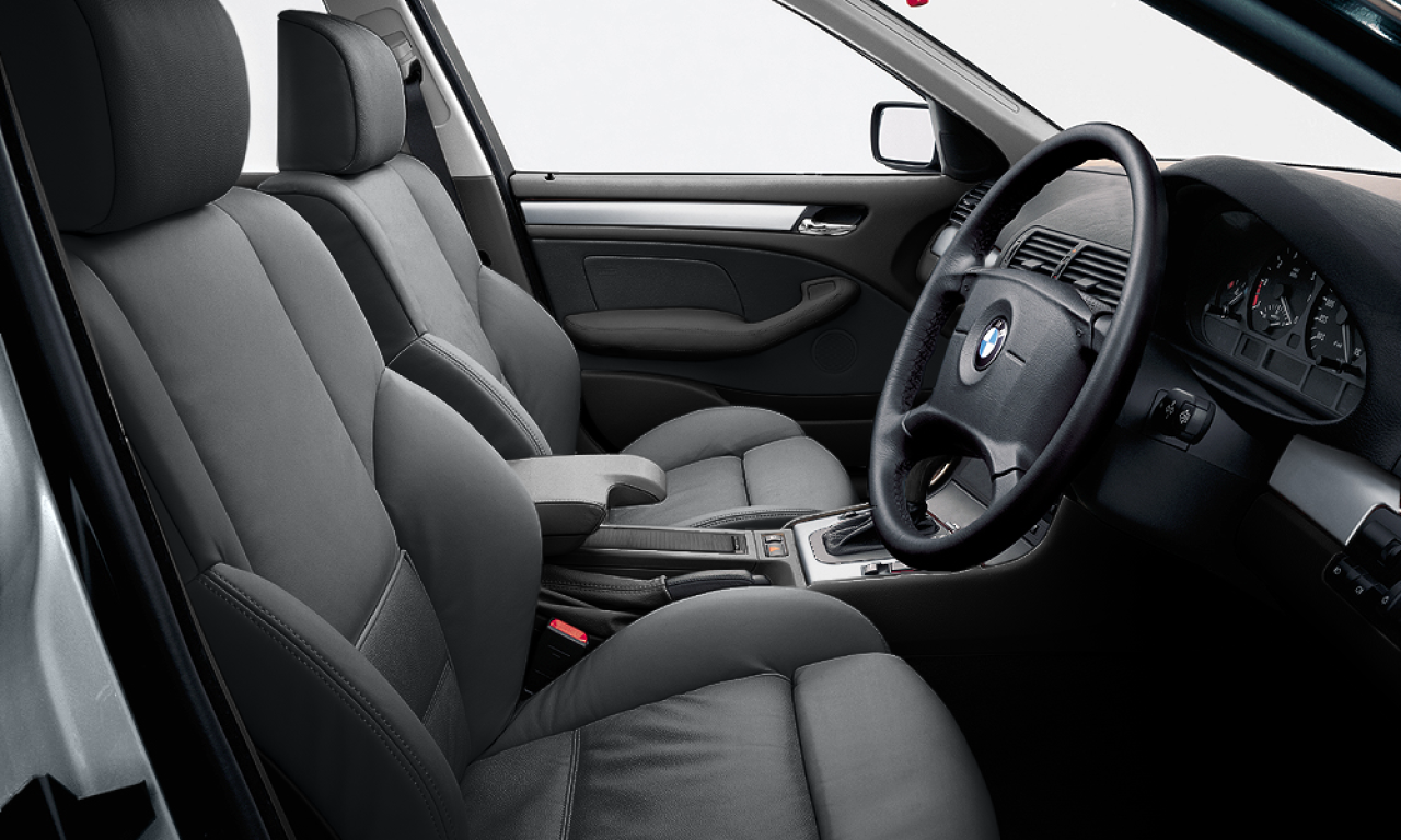 Interior of BMW 330i (E46 (4FL)), VIN WBAEV52010AW72965