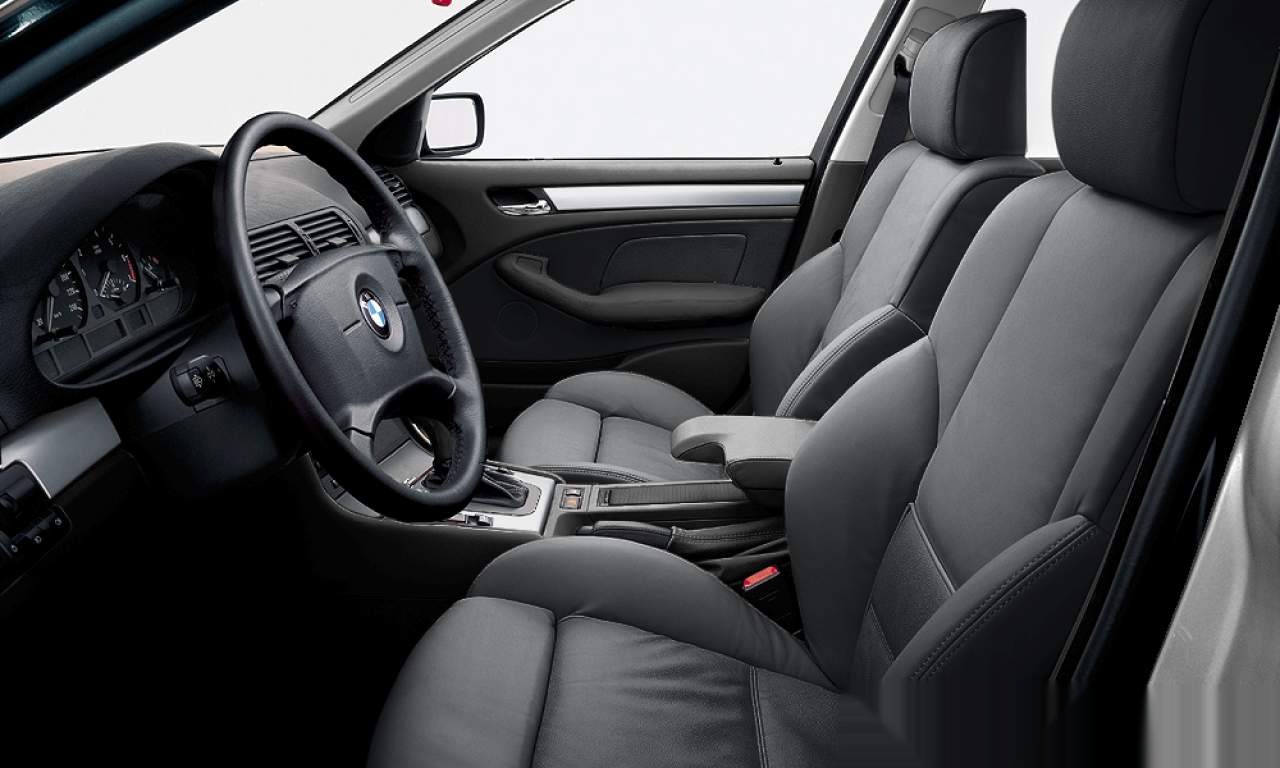 Interior of BMW 318I (Sedan (4 Doors)), VIN WBAAL31010AY34698
