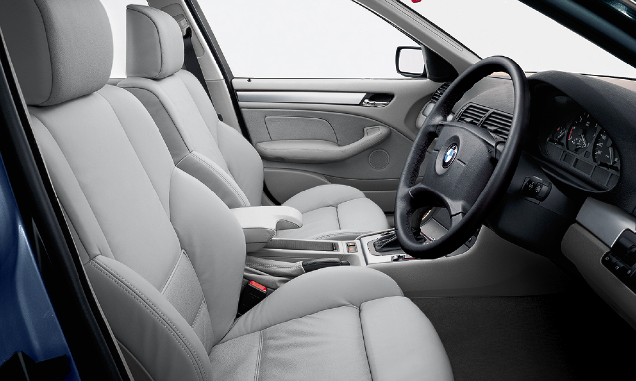 Interior of 2000 BMW 320i (E46 (4FL)), VIN WBAET16050NG43313
