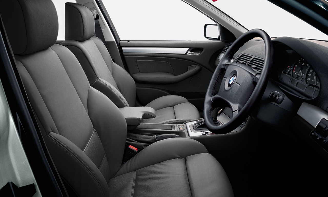 Interior of 2000 BMW 325i (E46 (4FL)), VIN WBAET36010NG63408