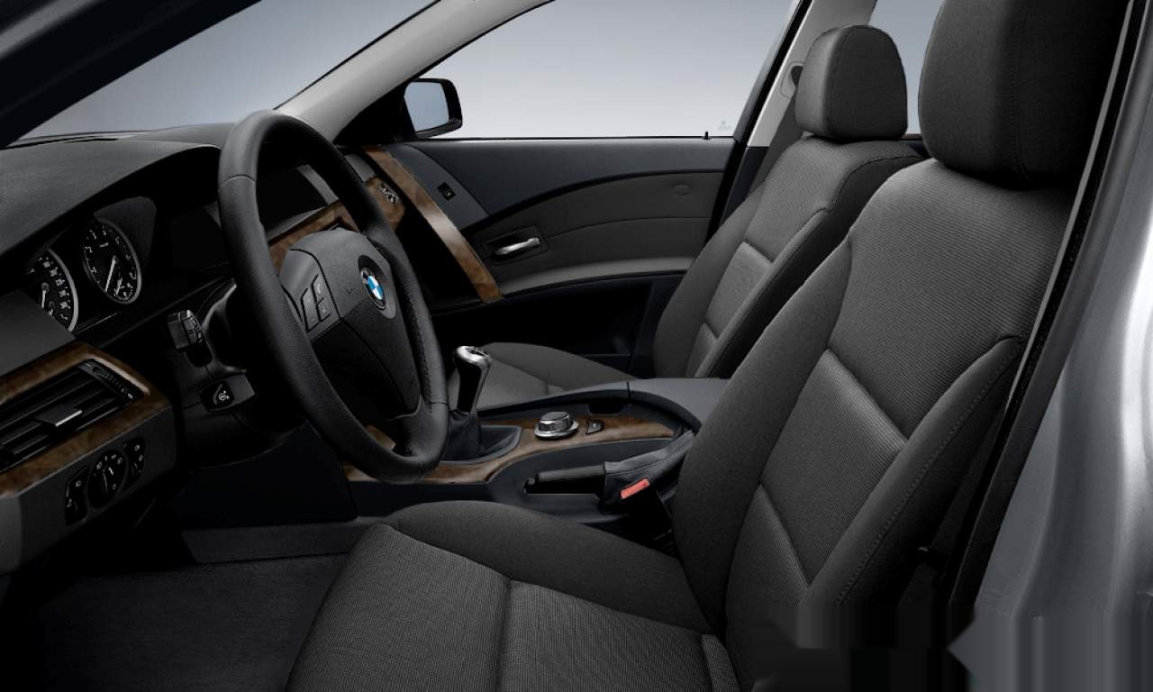 Interior of BMW 520I (Sedan (4 Doors)), VIN WBANA31020B011909