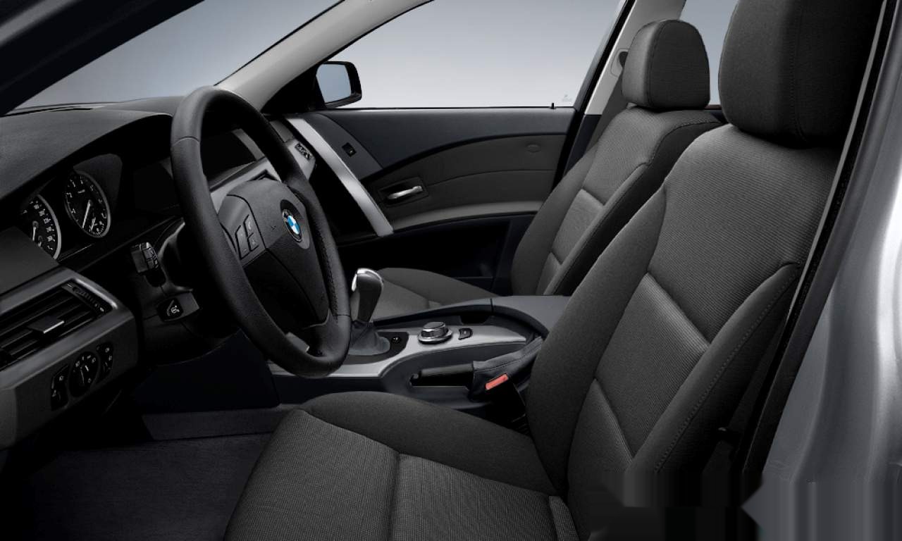Interior of BMW 525d (Sedan (4 Doors)), VIN WBANC51010B134123