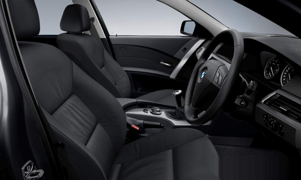 Interior of BMW 525d (Sedan (4 Doors)), VIN WBANC520X0B586215