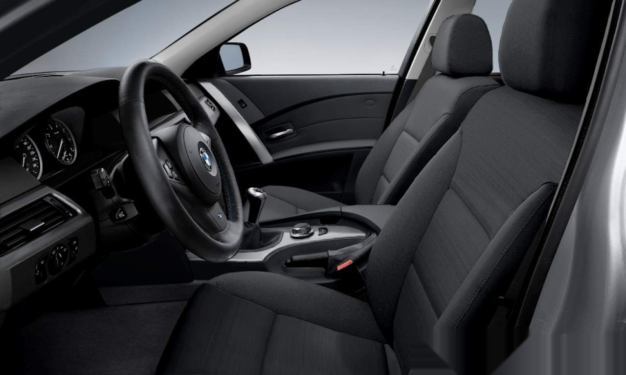 Interior of BMW 520d (Touring (5 Doors)), VIN WBANJ31000CP81648