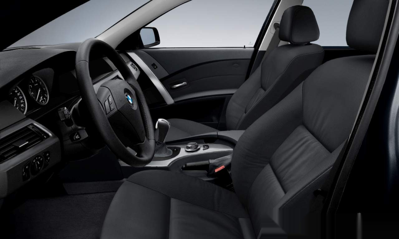 Interior of BMW 525d (Touring (5 Doors)), VIN WBANJ51070B437977