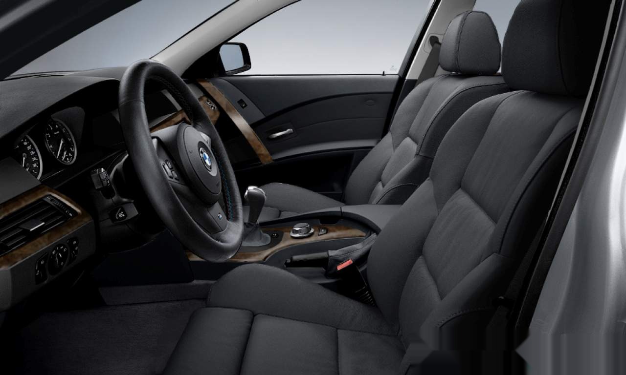 Interior of BMW 525d (Touring (5 Doors)), VIN WBANJ51080B432691