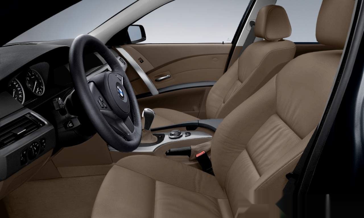 Interior of BMW 525d (Touring (5 Doors)), VIN WBANJ510X0B425807