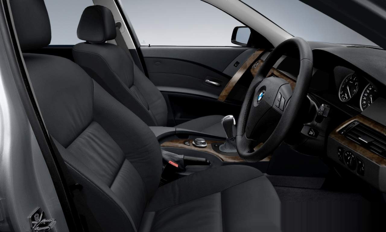 Interior of BMW 525i (Touring (5 Doors)), VIN WBANL52060CF36635