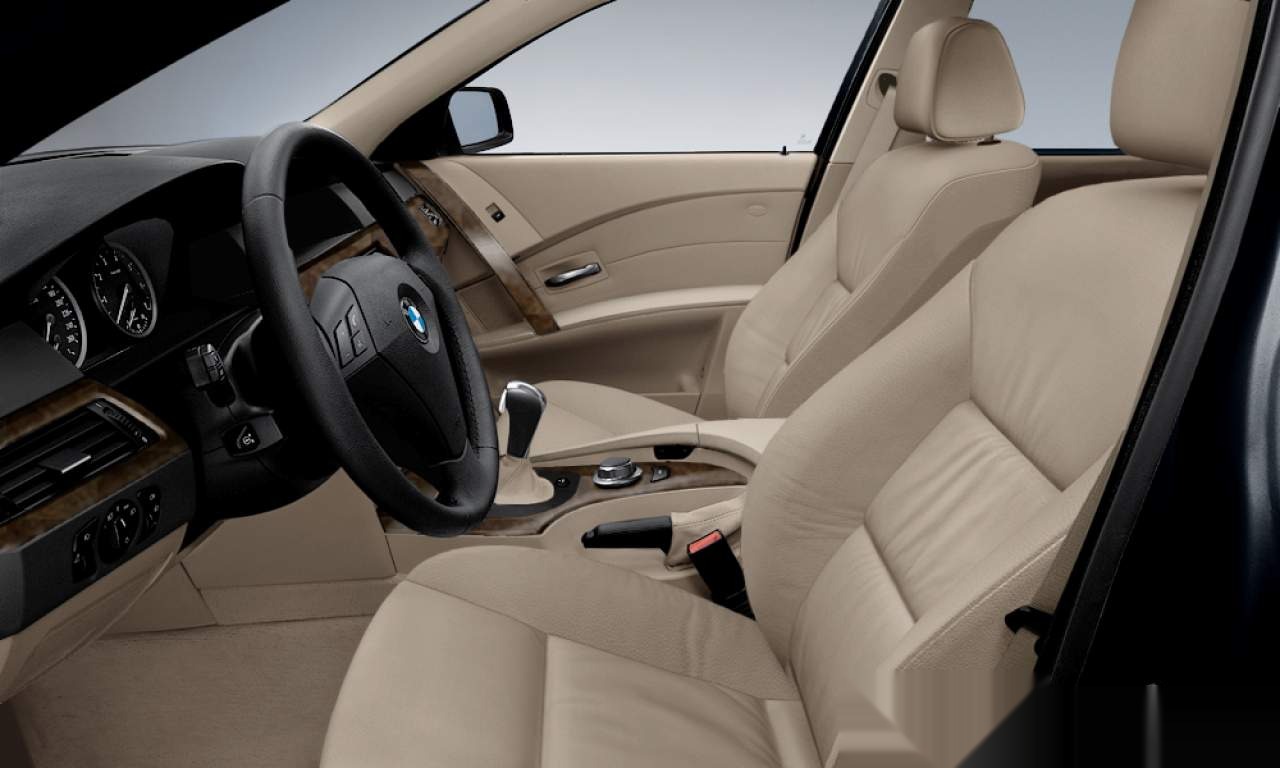 Interior of BMW 530d (Touring (5 Doors)), VIN WBANS71050CP29193