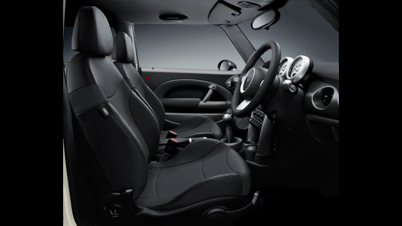 Interior of BMW MINI COOPER (R50 (2)), VIN WMWRC320X0TJ31459