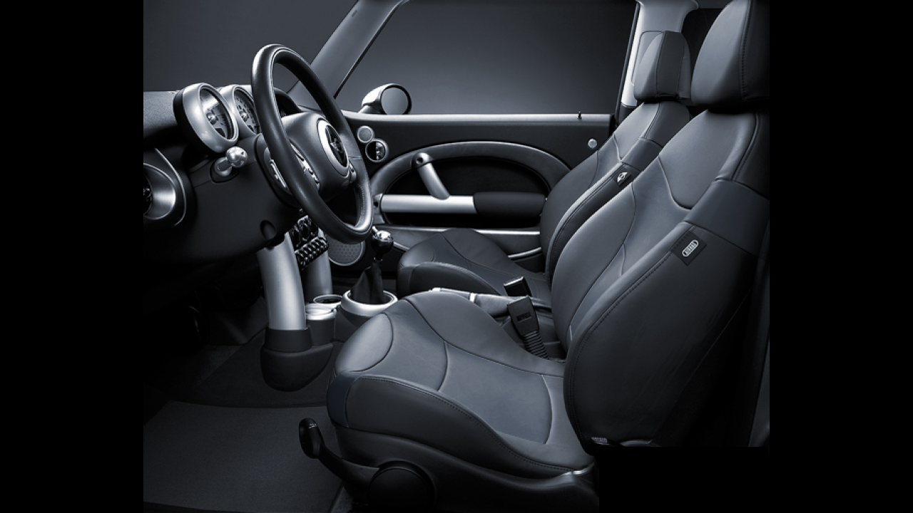 Interior of BMW MINI COOPER S (R53), VIN WMWRE31090TD05536