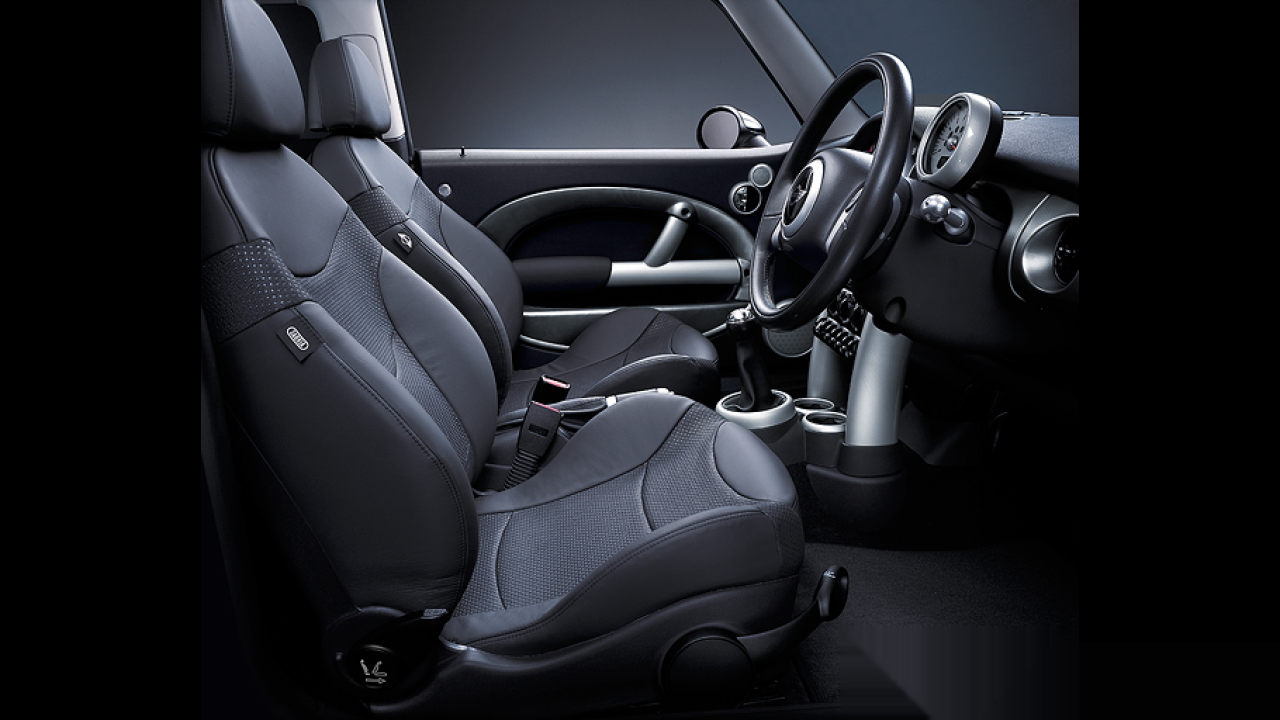 Interior of BMW MINI COOPER S (R53), VIN WMWRE32050TC80956